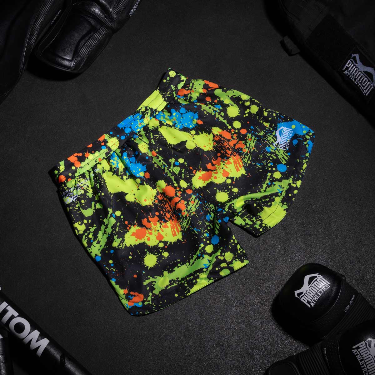 Die elastische Hüftpartie und das neonfarbene Splatter-Design der FUSION Splatter Black Neon Shorts bieten optimalen Halt und Komfort für Ringen, Nogi und BJJ. Die schwarze Grundfarbe mit Neon-Akzenten verleiht diesen Shorts einen modernen und sportlichen Look.