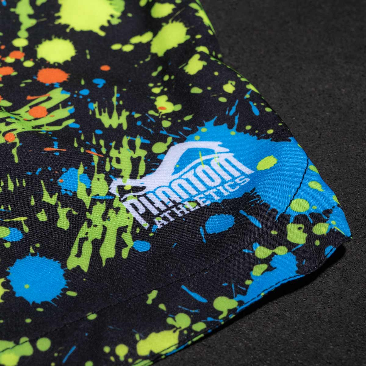 Die FUSION Splatter Black Neon Shorts bestehen aus strapazierfähigem Material, perfekt für intensiven Einsatz im BJJ und Ringen. Das Design mit schwarzer Basis und leuchtendem Neon-Splatter-Muster sorgt für einen modernen Look, der Stil und Funktionalität vereint.