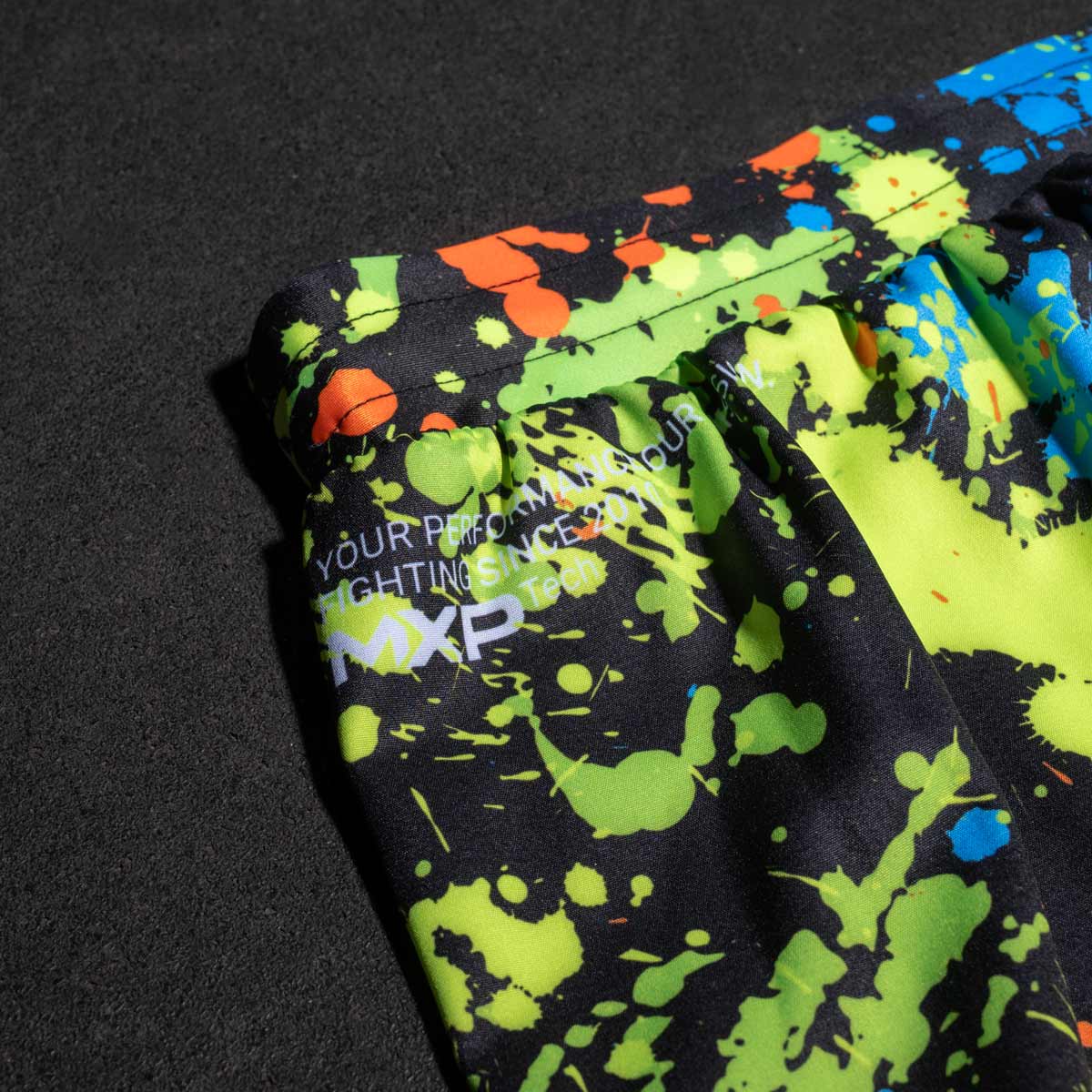 Die FUSION Splatter Black Neon Shorts kombinieren ein robustes schwarzes Material mit leuchtendem Neon-Splatter-Design und sind ideal für Kampfsportarten wie Grappling, MMA und Muay Thai. Diese Shorts bieten die perfekte Mischung aus Flexibilität und Komfort für intensives Training und Wettkämpfe.