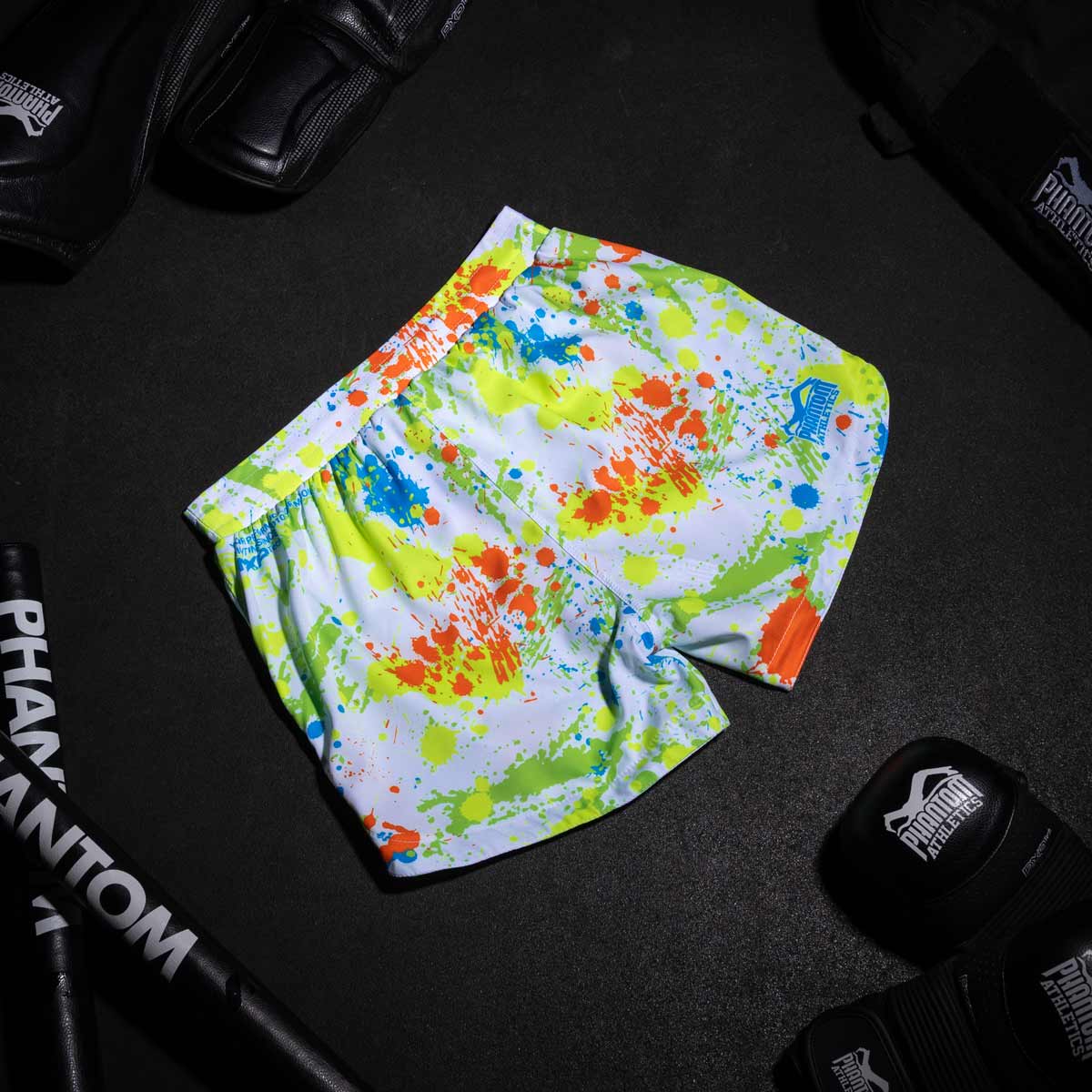 Die Fightshorts FUSION Splatter White Neon enden über dem Knie und fördern Bewegungsfreiheit für MMA und Muay Thai. Das einzigartige Design und der stabile Schnitt machen diese Shorts zu einer idealen Wahl für anspruchsvolles Training und Wettkämpfe.