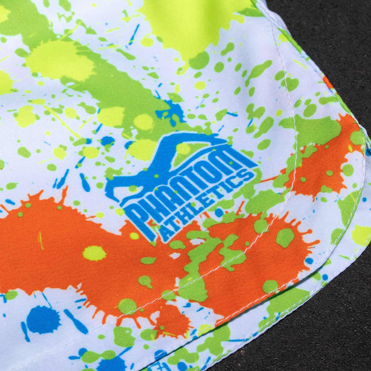 Ein Athlet trägt die FUSION Splatter White Neon Shorts während des Trainings und zeigt deren ideale Passform für MMA, Ringen und Muay Thai. Diese Shorts bieten die perfekte Kombination aus Halt, Komfort und Flexibilität, speziell für dynamische Kampfsportarten.