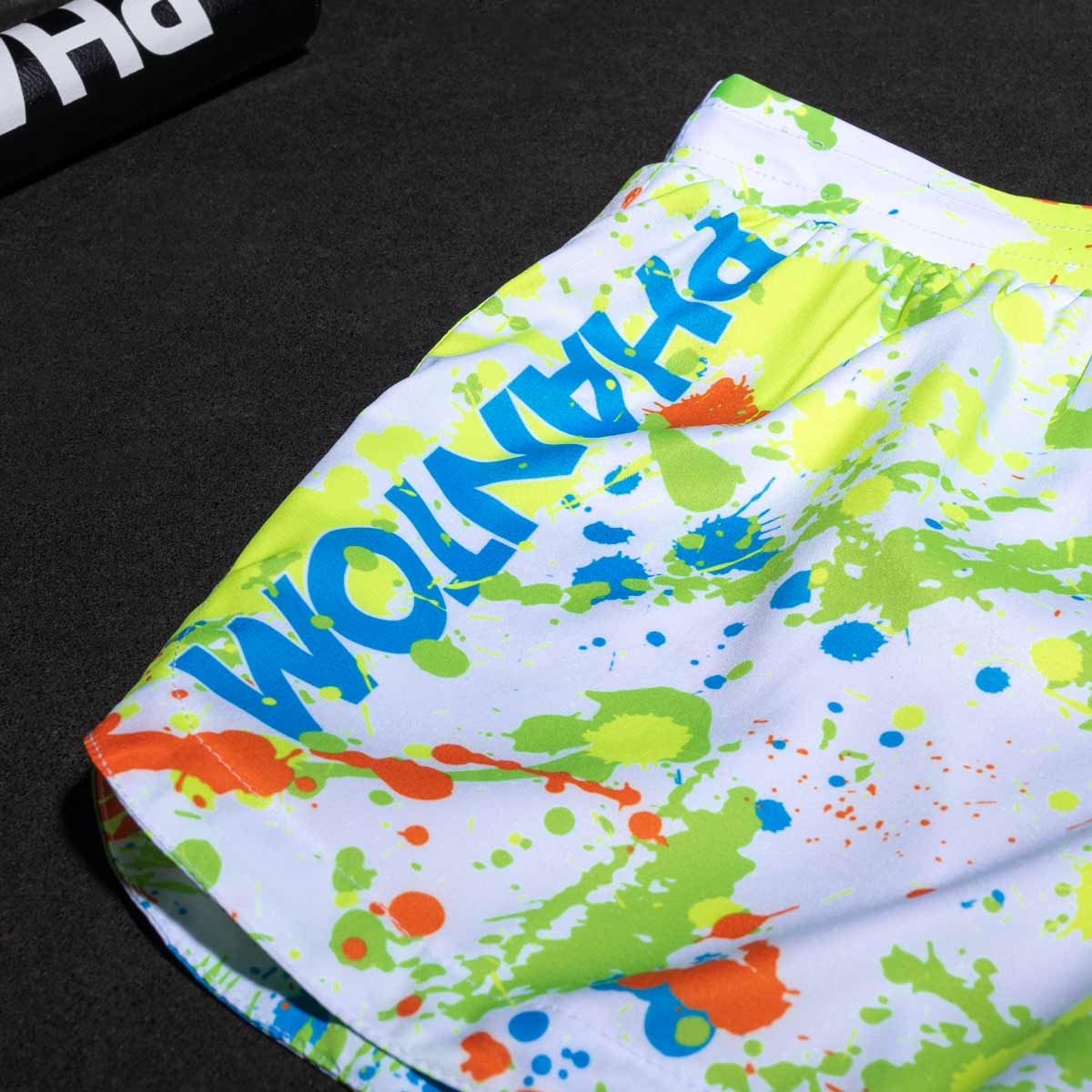 Die Fightshorts FUSION Splatter White Neon sind aus einem flexiblen und reißfesten Material gefertigt, das sich für Kampfsportarten wie Nogi, BJJ und Grappling eignet. Das neonfarbene Splatter-Design sorgt für eine dynamische Optik, während die Passform volle Bewegungsfreiheit unterstützt.