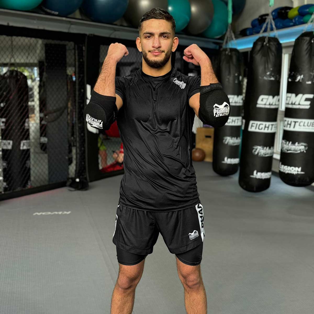 MMA Fighter Ali Gündüz mit der Phantom 2in1 Kampfsport Hose beim Training. Ultimative Performance für MMA und BJJ.