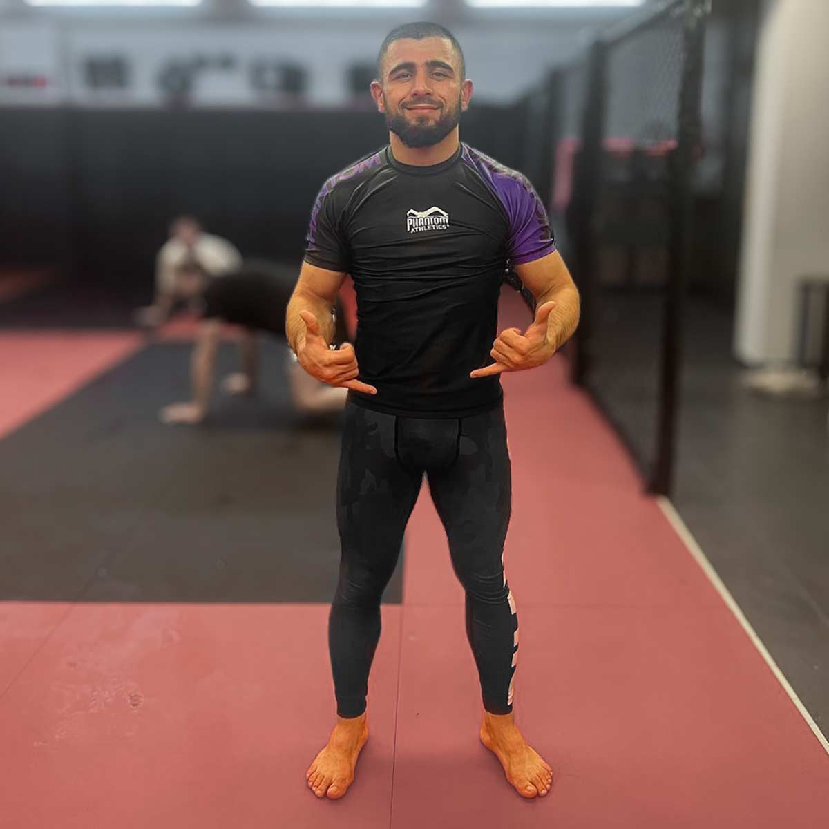 Phantom Fighter Mohammed Walid beim Training mit dem Phantom Lila Gurt Rashguard für Nogi Rashguard. 