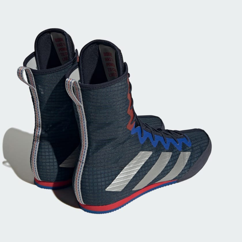 Atmungsaktive Adidas Box Hog 4 Boxschuhe für optimalen Komfort und Feuchtigkeitsregulierung. Das robuste Material sorgt für Langlebigkeit und eignet sich für Training und Wettkampf.