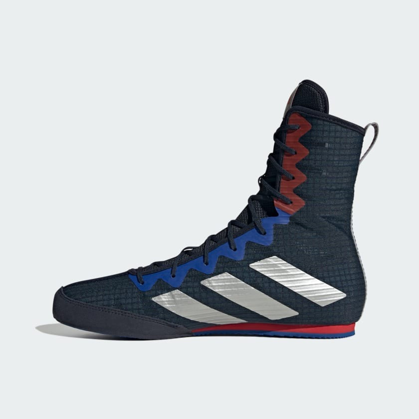 Navyblaue Box Hog 4 Boxstiefel von Adidas mit schlankem Design, ideal für präzise Fußarbeit und Manövrierfähigkeit. Die verstärkte Zwischensohle bietet zusätzliche Unterstützung bei langen Trainingseinheiten.