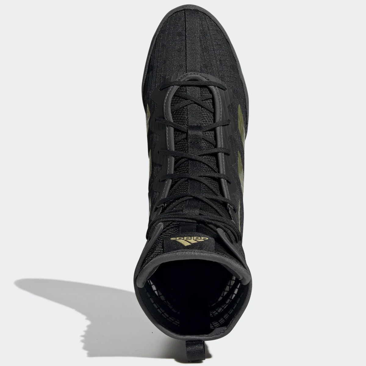 Adidas Box Hog 4 Schwarz/Gold – Atmungsaktives Mesh-Obermaterial für hervorragende Belüftung und Tragekomfort. Hält die Füße auch bei intensiven Kämpfen kühl und trocken.