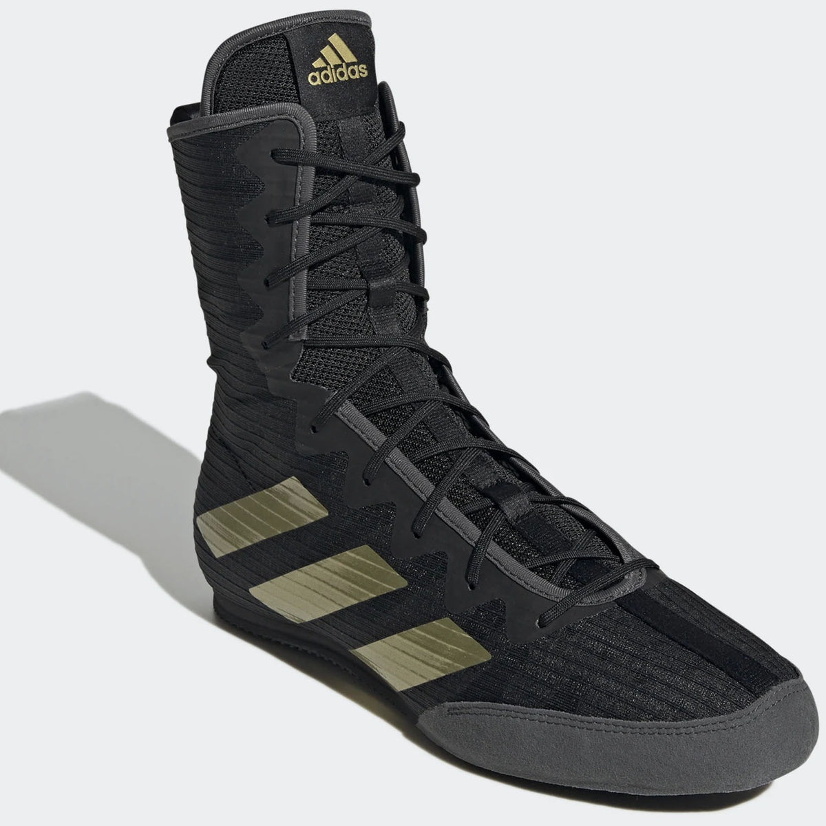 Adidas Box Hog 4 in Schwarz/Gold – Hochgeschnittenes Design für zusätzlichen Knöchelschutz und Stabilität. Perfekt für schnelle Richtungswechsel und dynamische Bewegungen.