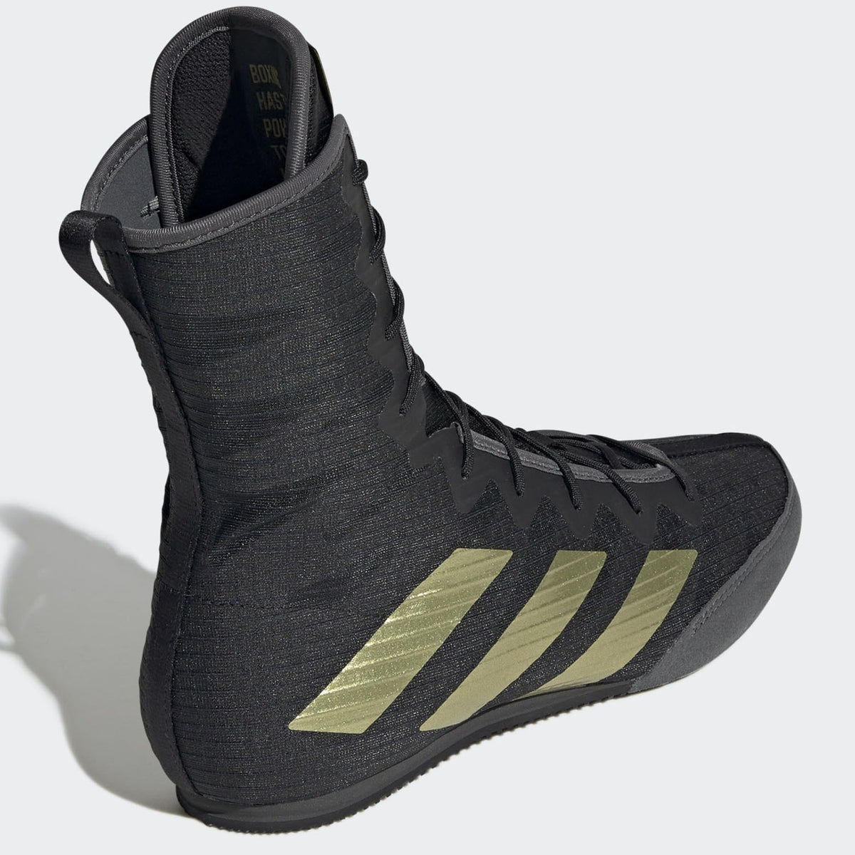 Eleganter Adidas Box Hog 4 in Schwarz/Gold – Stilvoller Boxschuh, der Design und Leistung vereint. Ideal für Boxer, die auf Leistung und Ästhetik setzen.