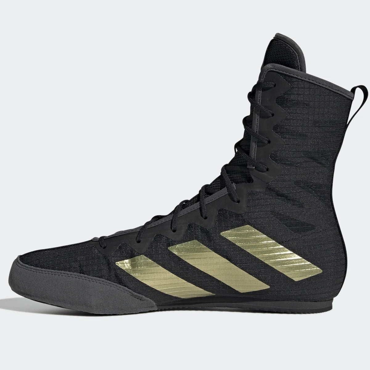 Adidas Box Hog 4 Schwarz/Gold – Rutschfeste Gummisohle für optimalen Grip auf allen Ringböden. Bietet festen Stand und maximale Traktion bei jedem Schritt.