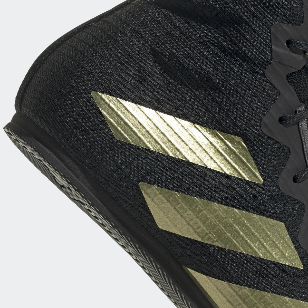 Adidas Box Hog 4 in Schwarz/Gold – Robuste und flexible Gummisohle für sicheren Halt und optimale Beweglichkeit im Ring. Perfekt für schnelle und präzise Fußarbeit.