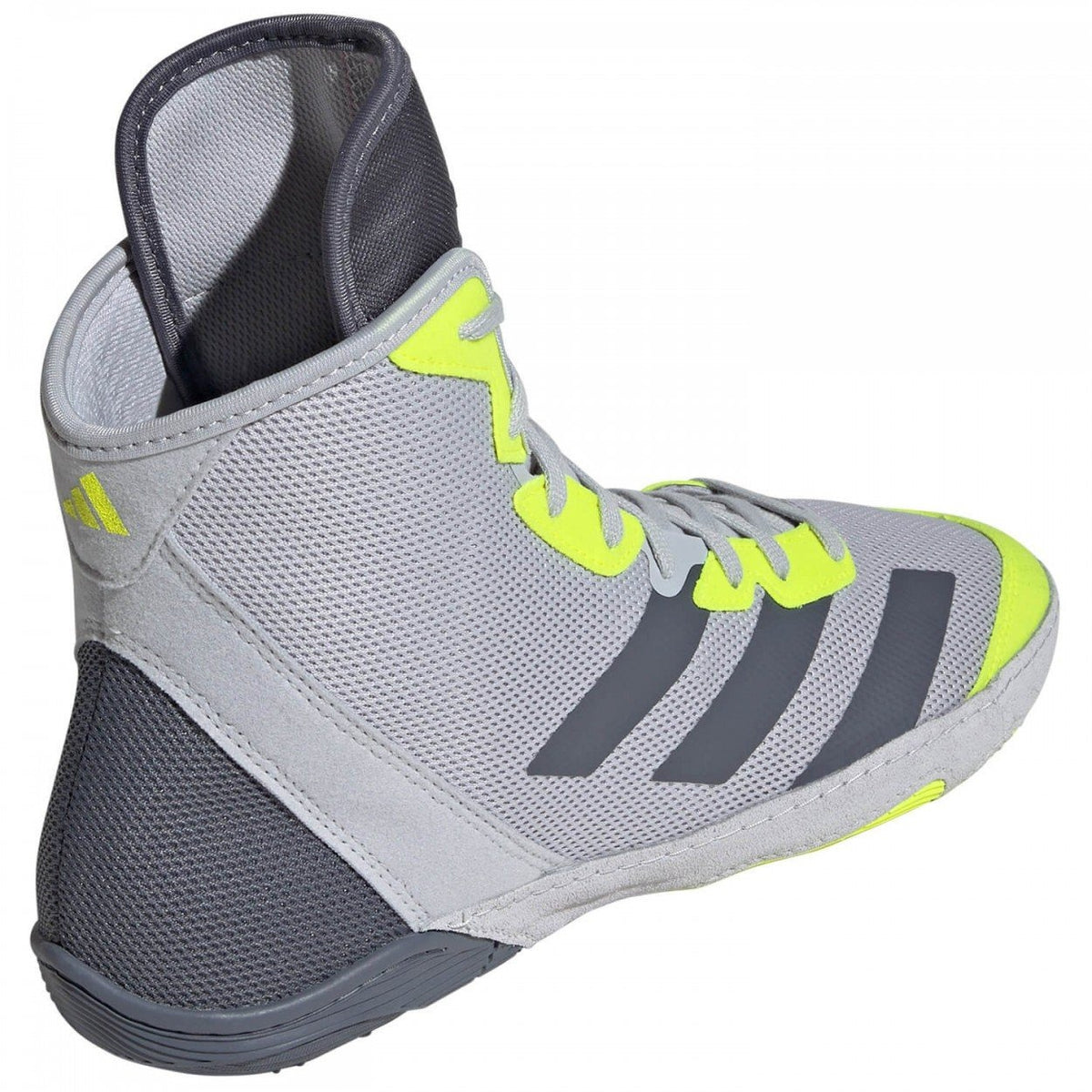 Entwickelt für anspruchsvolle Wettkämpfe, bieten die Adidas Adizero Wrestling Shoes Stabilität und Geschwindigkeit für Ringer und Grappler. Das strapazierfähige Material und das rutschfeste Design garantieren Halt auf der Matte. Die grauen Schuhe mit Neon-Details sind auch optisch ein Highlight.