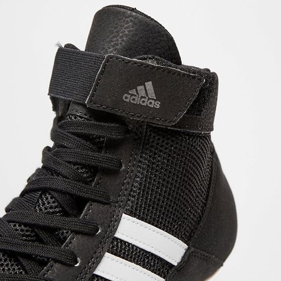 Adidas Ringerschuhe für Kinder. Der Adidas Havoc gilt als einer der besten Ringerschuhe für Nachwuchsringer. Mit einer griffigen Sohle und einem Klettverschluss am Knöchel, der die Schuhbänder gut hält.