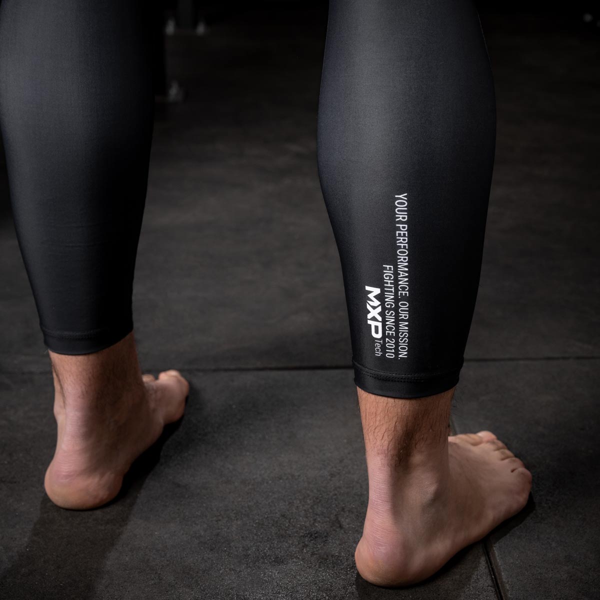 Lange Compression Tights von Phantom für deinen Kampfsport. Überragende Qualität, Passform und Komfort. Perfekt für MMA, Grappling, Muay Thai, BJJ oder auch Ringen. Die beste Kampfsport Legging auf dem Markt. Hier im schwarzen Apex Design.