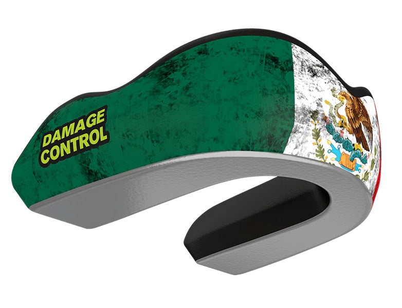 Hochwertiger Damage Control Zahnschutz - Mexican Flag für Kämpfer.
Mit modernster Stoßdämpfung und einer ergonomischen Passform bietet dieser Zahnschutz maximalen Schutz. Das auffällige Mexican Flag Design zeigt Stolz und Stärke im Training und Wettkampf.