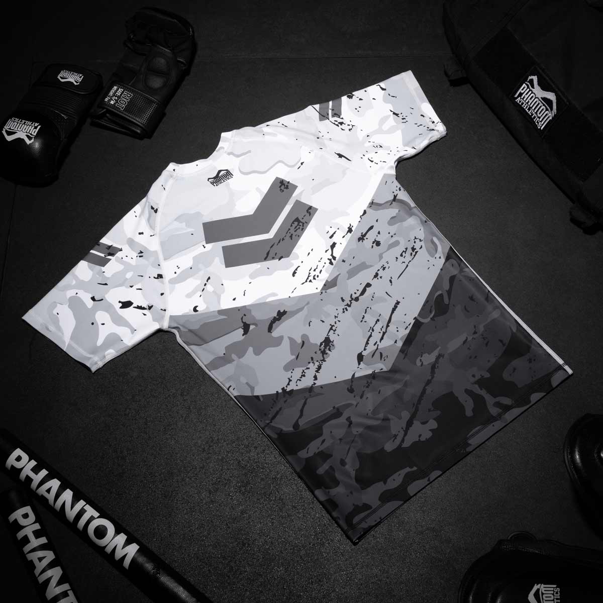 Phantom Rashguard für deinen Kampfsport. Eng anliegendes Kompressionstop für MMA, BJJ, Ringen, Muay Thai und andere Fight Sportarten. Perfekte Verarbeitung, Tragekomfort und Performance. Ideal für Training und Wettkampf. Hier in den Farben weiß/grau und schwarz mit Camo Muster.