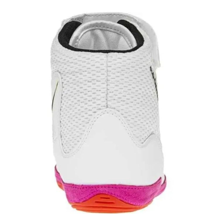 Weiße Nike Inflict 3 SE Schuhe mit pinken Details, ideal für Ringer, die Stabilität und Beweglichkeit kombinieren wollen. Das Design ermöglicht schnelle Richtungswechsel.