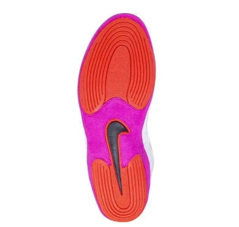 Ringerschuhe Nike Inflict 3 SE, designt für exzellenten Grip auf der Matte. Die atmungsaktive Mesh-Oberfläche hält die Füße auch während langer Kämpfe kühl und trocken.