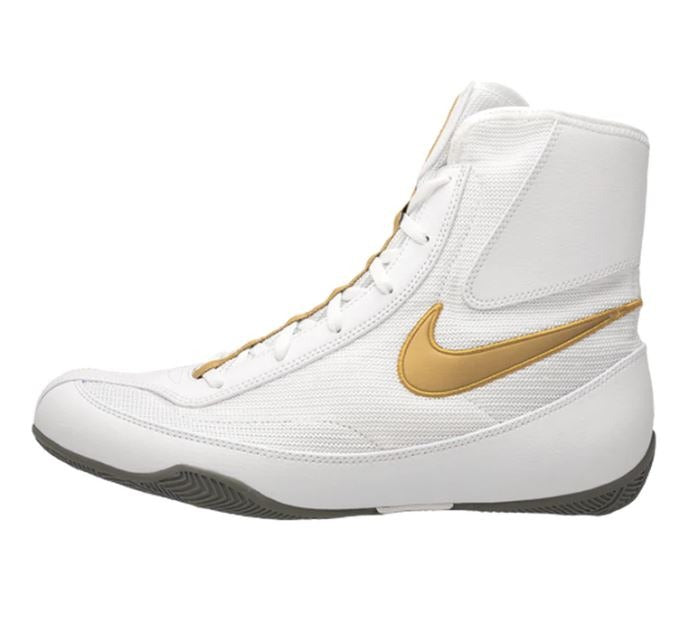 Nike Machomai 2 Weiß/Gold (321819-170) – Hochwertiger Boxschuh mit dünner, rutschfester Sohle für maximalen Bodenkontakt. Ideal für Boxer, die auf Schnelligkeit und Beweglichkeit setzen.