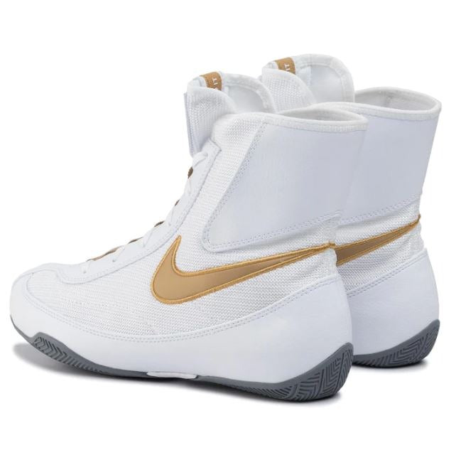 Nike Machomai 2 Weiß/Gold (321819-170) – Dieser elegante Boxschuh kombiniert Stil und Funktionalität. Ideal für Boxer, die eine exzellente Mischung aus Leichtigkeit, Stabilität und Design suchen.