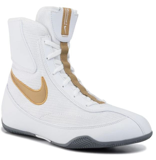 Nike Machomai 2 Weiß/Gold (321819-170) – Dieser Boxschuh bietet optimalen Komfort und Stabilität im Ring. Das leichte Design sorgt für schnelle Bewegungen und präzise Kontrolle auf allen Untergründen.