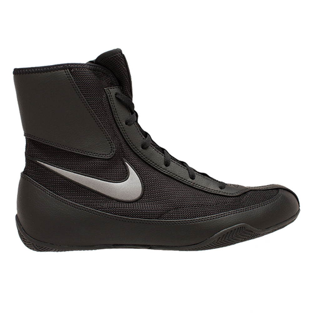 Nike Machomai 2 Boxschuh in Schwarz (Artikelnummer: 321819-001) – Dieser leichte und elegante Boxschuh wurde für maximale Beweglichkeit und Geschwindigkeit im Ring entwickelt. Das atmungsaktive Obermaterial sorgt für eine optimale Belüftung, während die dünne, flexible Sohle direkten Bodenkontakt ermöglicht, um präzise Fußarbeit und blitzschnelle Bewegungen zu unterstützen. Der Machomai 2 in klassischem Schwarz bietet eine perfekte Kombination aus Komfort, Stabilität und Performance.