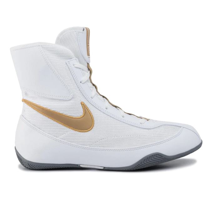 Nike Machomai 2 in Weiß/Gold (321819-170) – Leichter und stilvoller Boxschuh mit atmungsaktivem Obermaterial und flexibler Sohle für präzise Fußarbeit und schnelles Reagieren im Ring.