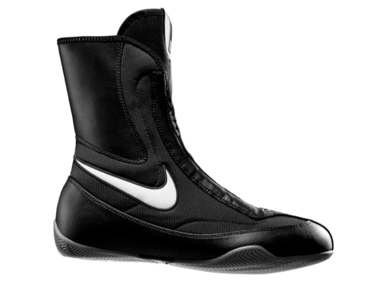 Nike Oly Mid Boxschuh in Schwarz (Artikelnummer: 333580-011) – Dieser vielseitige Boxschuh wurde speziell für Stabilität und Komfort entwickelt und ist ideal für Training und Wettkampf. Das robuste Obermaterial sorgt für langanhaltende Strapazierfähigkeit, während die gepolsterte Zwischensohle und die rutschfeste Außensohle optimalen Halt und Stoßdämpfung bieten. Der Nike Oly Mid kombiniert klassisches Design mit moderner Funktionalität und ist perfekt für ambitionierte Boxer.