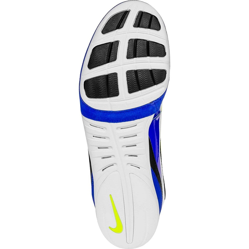 Die Nike Freek Ringer Schuhe (Artikelnummer 316403-147) in Weiß/Blau/Neon sind die perfekte Wahl für ambitionierte Ringer. Die griffige Außensohle bietet hervorragenden Halt auf der Matte, während das leichte Design volle Bewegungsfreiheit ermöglicht. Das auffällige Farbschema kombiniert Stil und Funktion.