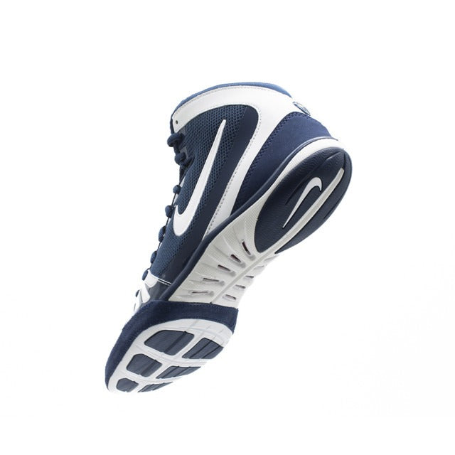 Diese Ringerschuhe von Nike in Navy-Blau vereinen modernes Wrestling-Design mit strapazierfähigem Material. Ideal für ambitionierte Athleten, die Wert auf Qualität und Stil legen.