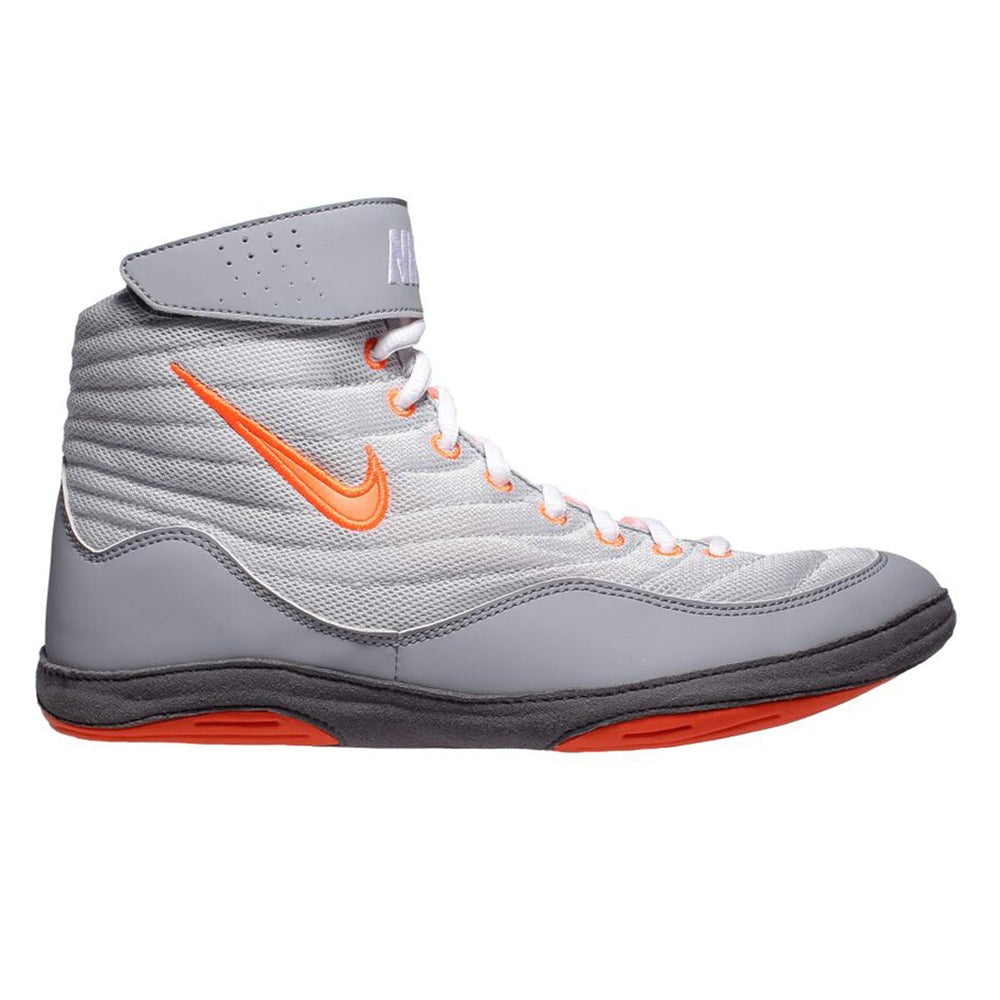 Diese Ringerschuhe von Nike vereinen modernes Wrestling-Design in Grau-Orange mit praktischer Technologie. Die atmungsaktive Verarbeitung sorgt für Komfort, während die Sohle sicheren Halt bietet.