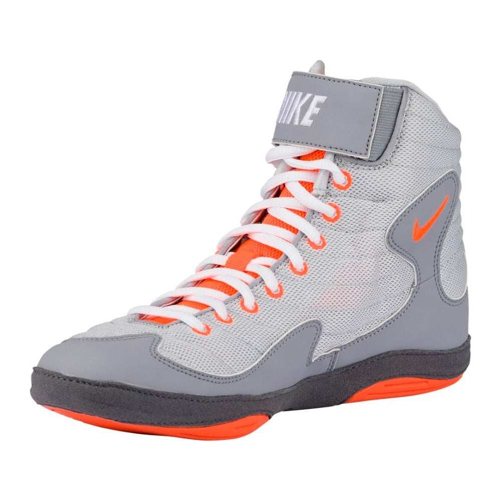 Diese Ringerschuhe von Nike in Grau-Orange kombinieren ein sportliches Design mit einer rutschfesten Gummisohle. Perfekt für Wrestling-Athleten, die Wert auf Stabilität und Beweglichkeit legen.