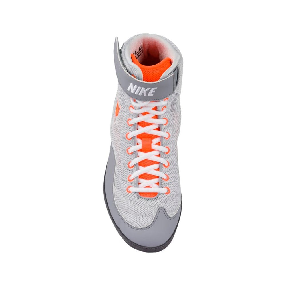 Stylische Ringerschuhe Nike Inflict 3 in Grau-Orange, ausgestattet mit Klettverschluss und Schnürung. Ideal für Wrestling-Training und Wettkämpfe dank ihres sicheren Sitzes und ihrer Flexibilität.