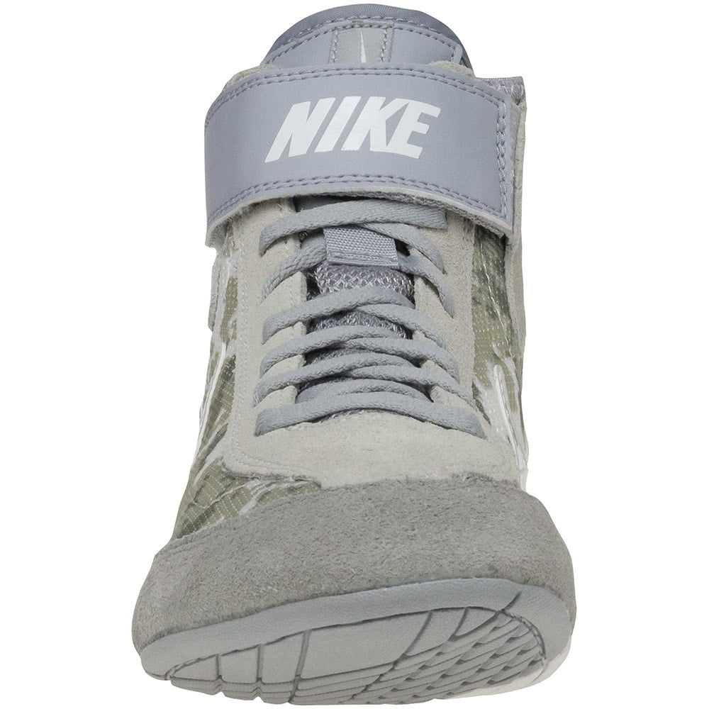 Nike Speedsweep VII Ringerschuh Camo (NISHOE366683-003) – Dieser Ringerschuh bietet durch die verstärkte Sohle optimalen Halt und Unterstützung. Perfekt für Sportler, die Wert auf Komfort und Stabilität legen.