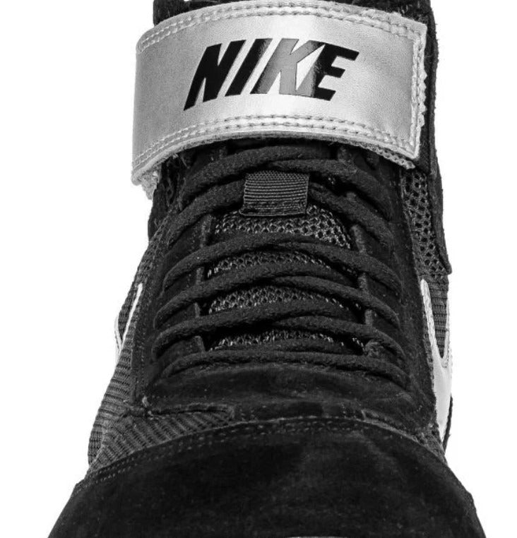 Nike Speedsweep VII Ringerschuh Schwarz (366683-004) – Strapazierfähiger Schuh mit verstärktem Mittelfußbereich und flexibler Sohle für hervorragenden Halt und Stabilität bei jeder Bewegung.