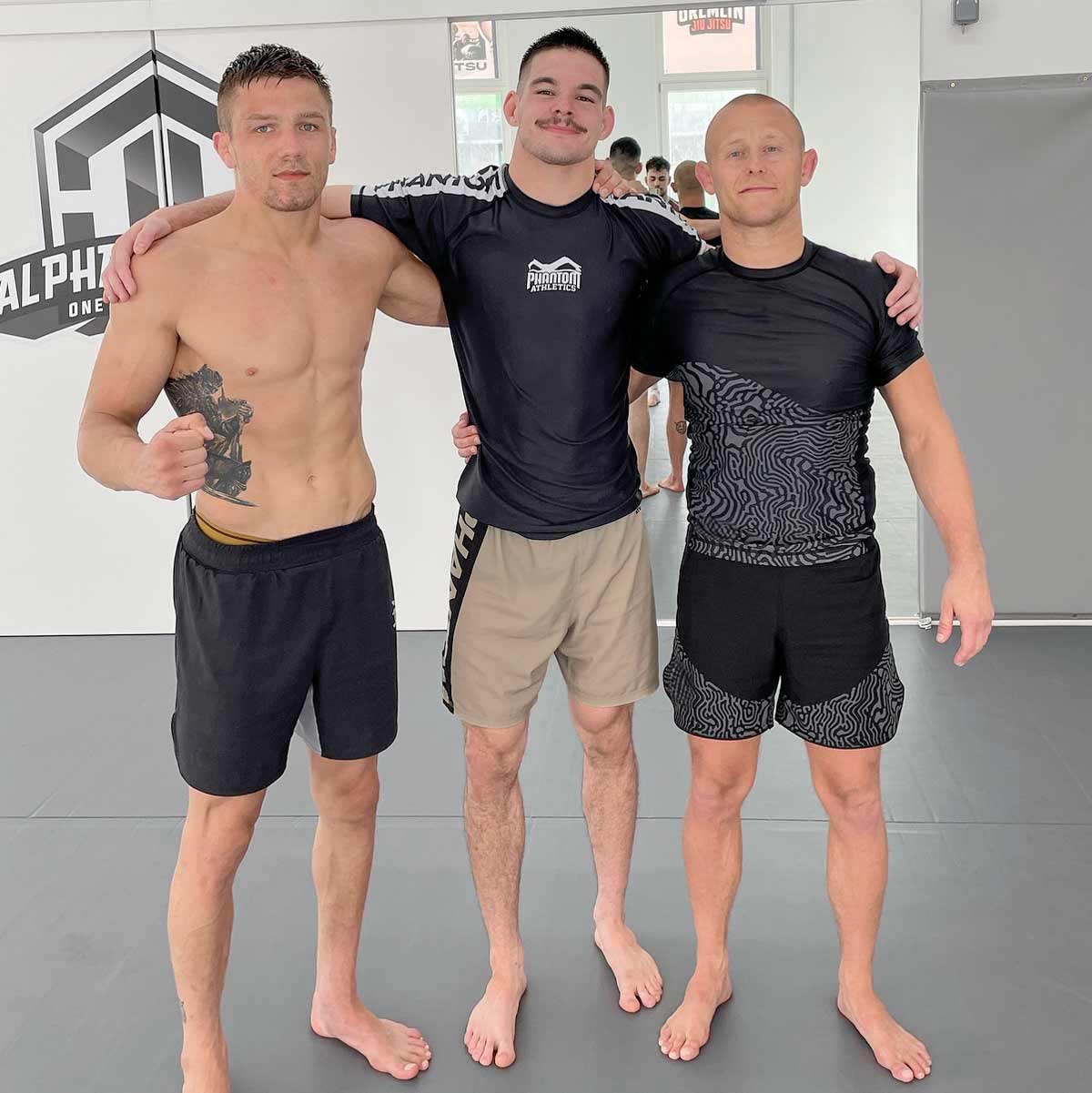 Phantom Fighter BJJ Training mit dem Phantom MMA Apex Rashguard in schwarz.