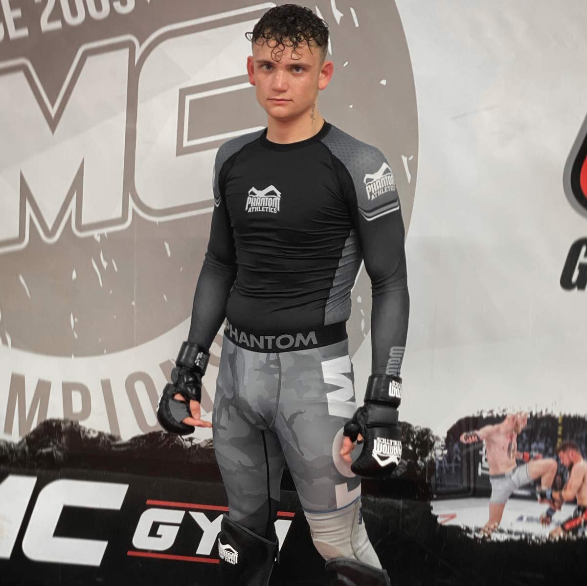 Langarm Rashguard Storm Nitro von Phantom Athletics – optimal für MMA, No-Gi BJJ und Ringen. Kombiniert Schutz, Flexibilität und Muskelunterstützung für Höchstleistungen. Benni Bajrami