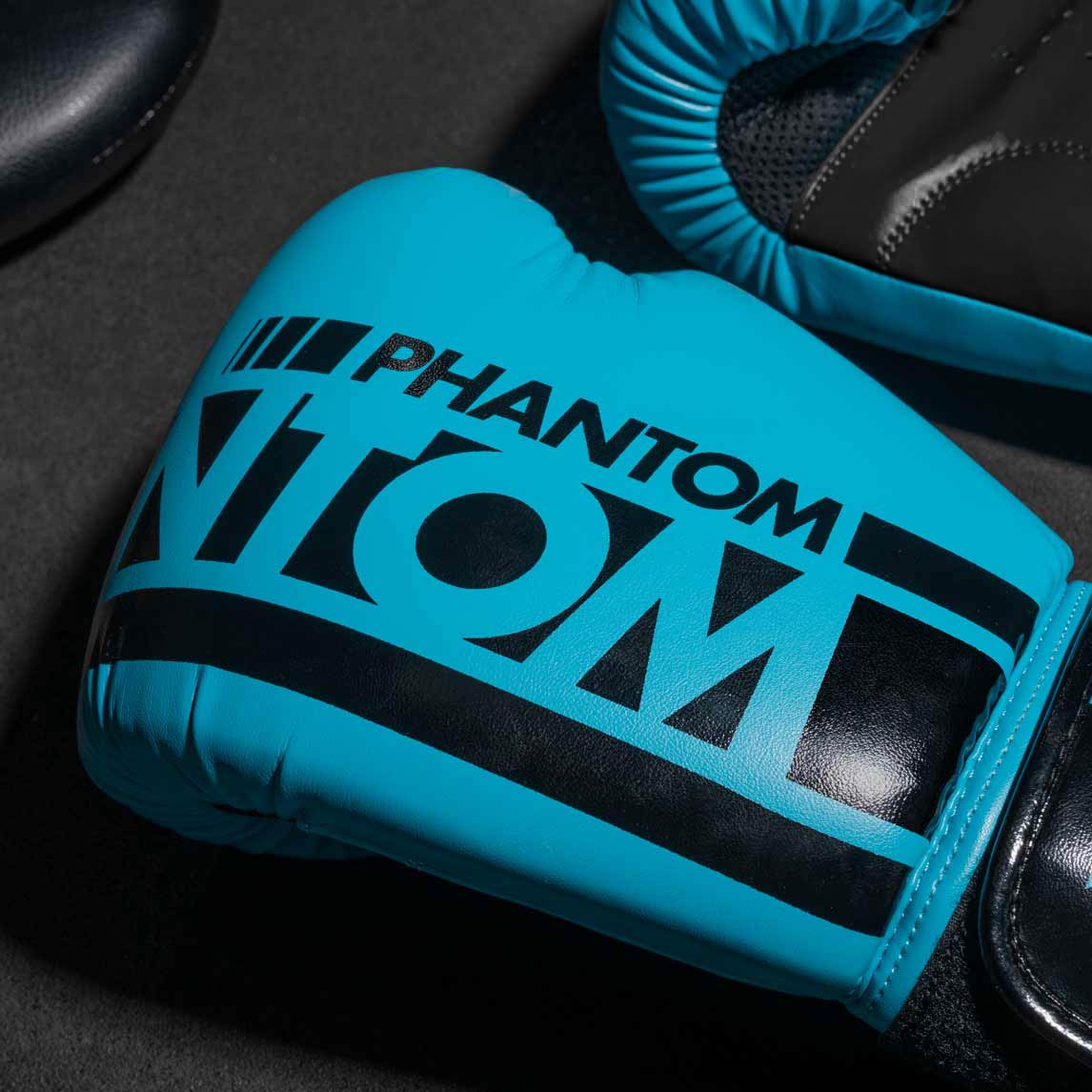 Phantom APEX NEON Boxhandschuhe. Hochwertige Boxing Gloves für deinen Kampfsport. Perfekte Verarbeitung machen diese Boxhandschuhe ideal für Training, Sparring und Wettkampf. Ideal für MMA, Muay Thai, Boxen und Kickboxen. Hier in Neon Blau.