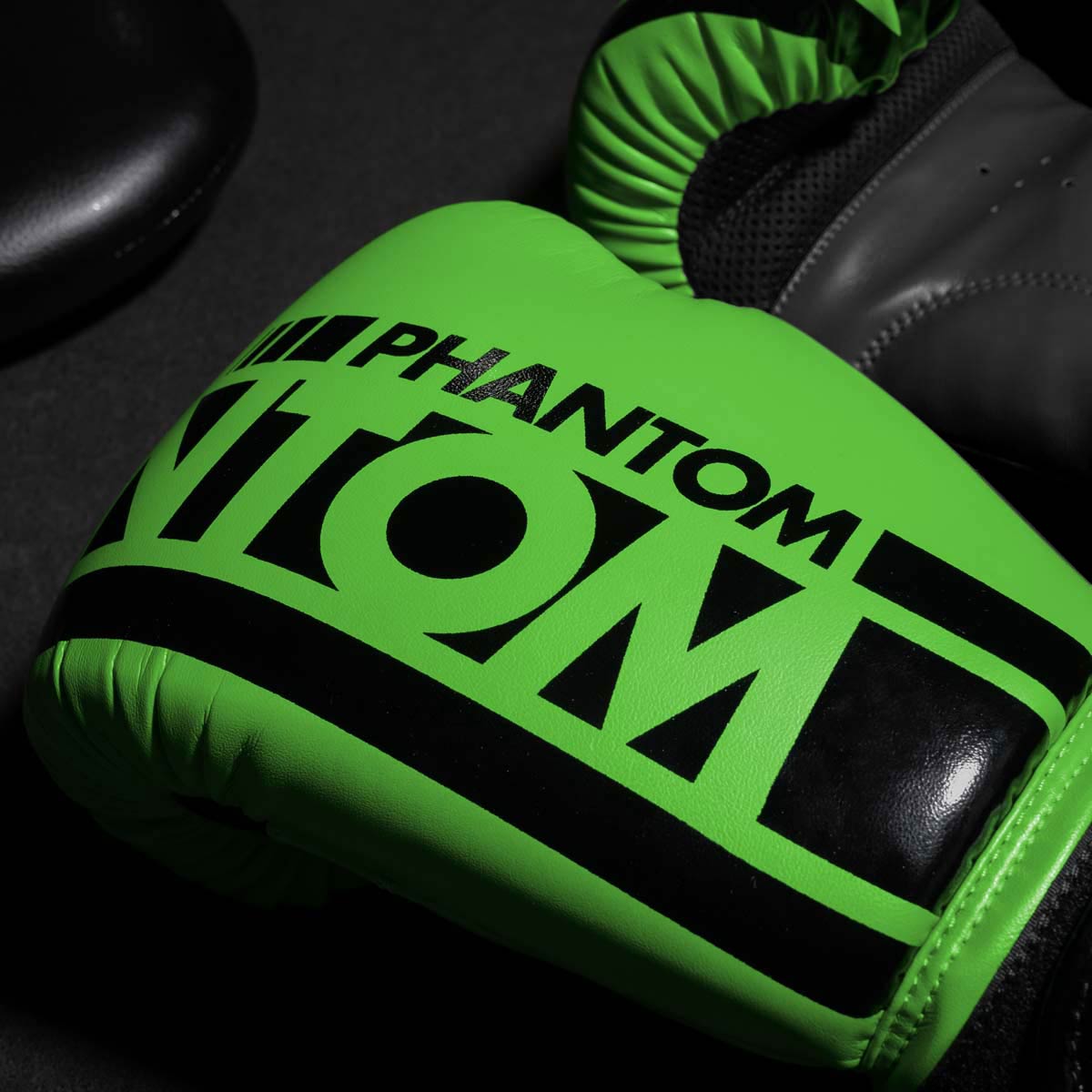 Phantom APEX NEON Boxhandschuhe. Hochwertige Boxing Gloves für deinen Kampfsport. Perfekte Verarbeitung machen diese Boxhandschuhe ideal für Training, Sparring und Wettkampf. Ideal für MMA, Muay Thai, Boxen und Kickboxen. Hier in Neon Grün.