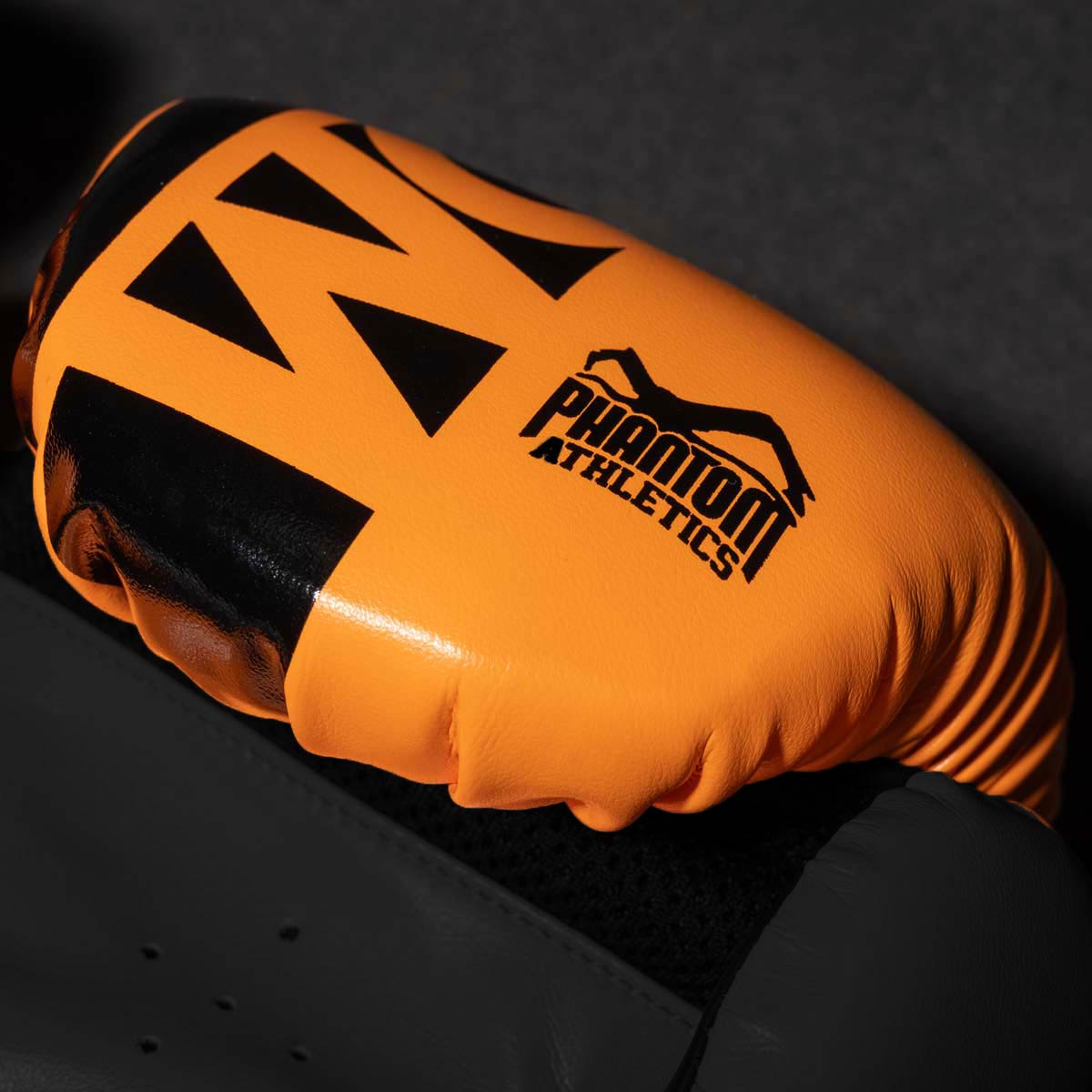 Phantom APEX NEON Boxhandschuhe. Hochwertige Boxing Gloves für deinen Kampfsport. Perfekte Verarbeitung machen diese Boxhandschuhe ideal für Training, Sparring und Wettkampf. Ideal für MMA, Muay Thai, Boxen und Kickboxen. Hier in Neon Orange.