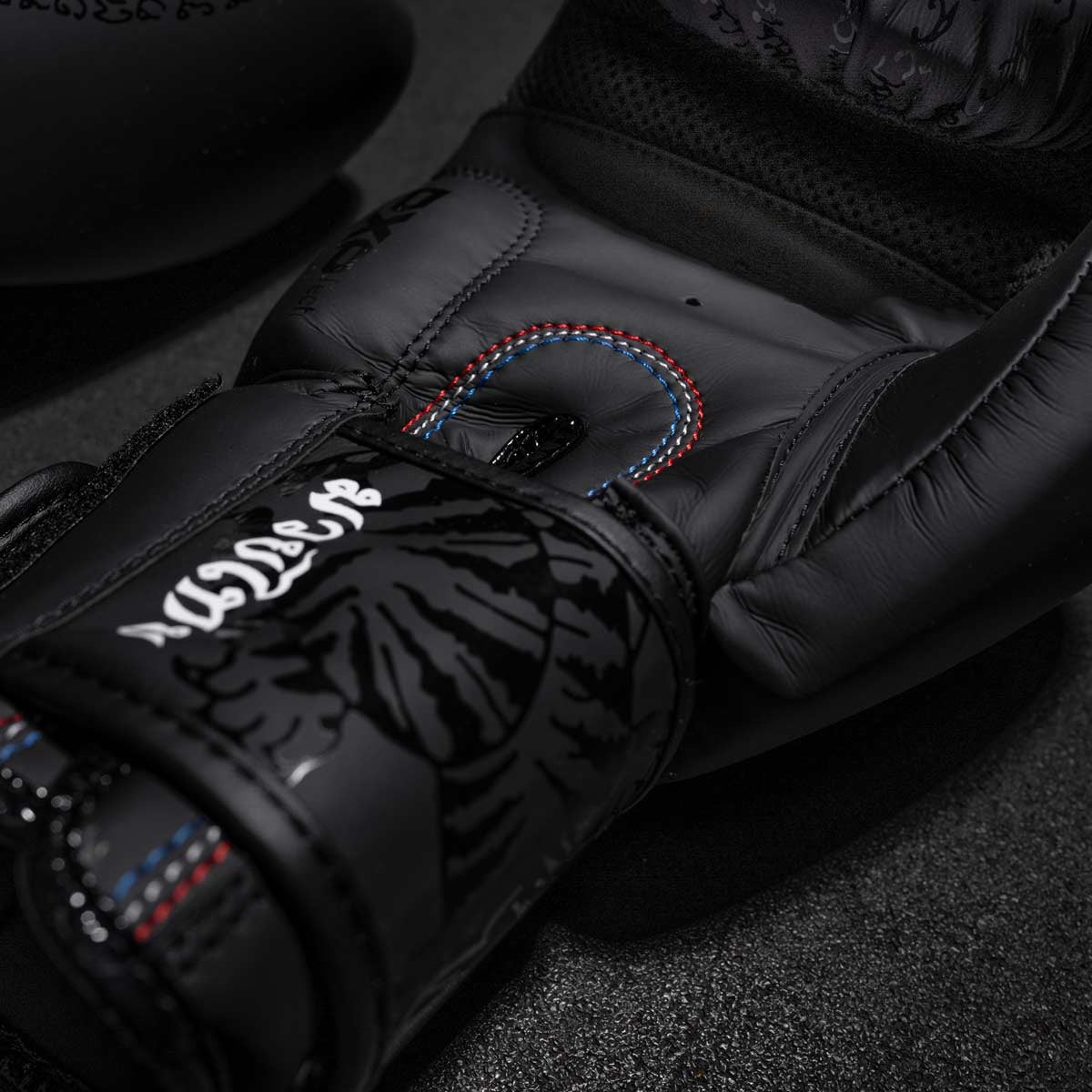 Kampfsport Starter Set von Phantom. Muay Thai Boxandschuhe, Muay Thai Schienbeinschoner und Muay Thai Kopfschutz. Alles was du für dein Thaiboxen brauchst im günstigen Setpreis.