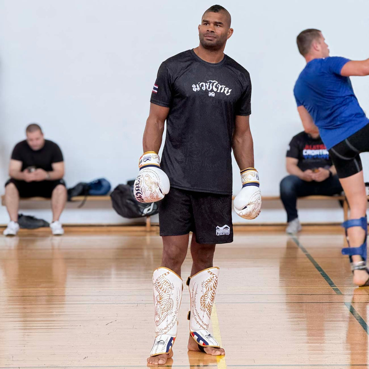 K1 und UFC Legende Alistair Overeem im Phantom Muay Thai Shirt, der Phantom Muay Thai Shorts sowie den weiß/goldenen Phantom Muay Thai Boxhandschuhen und Muay Thai Striking Schienbeinschonern.