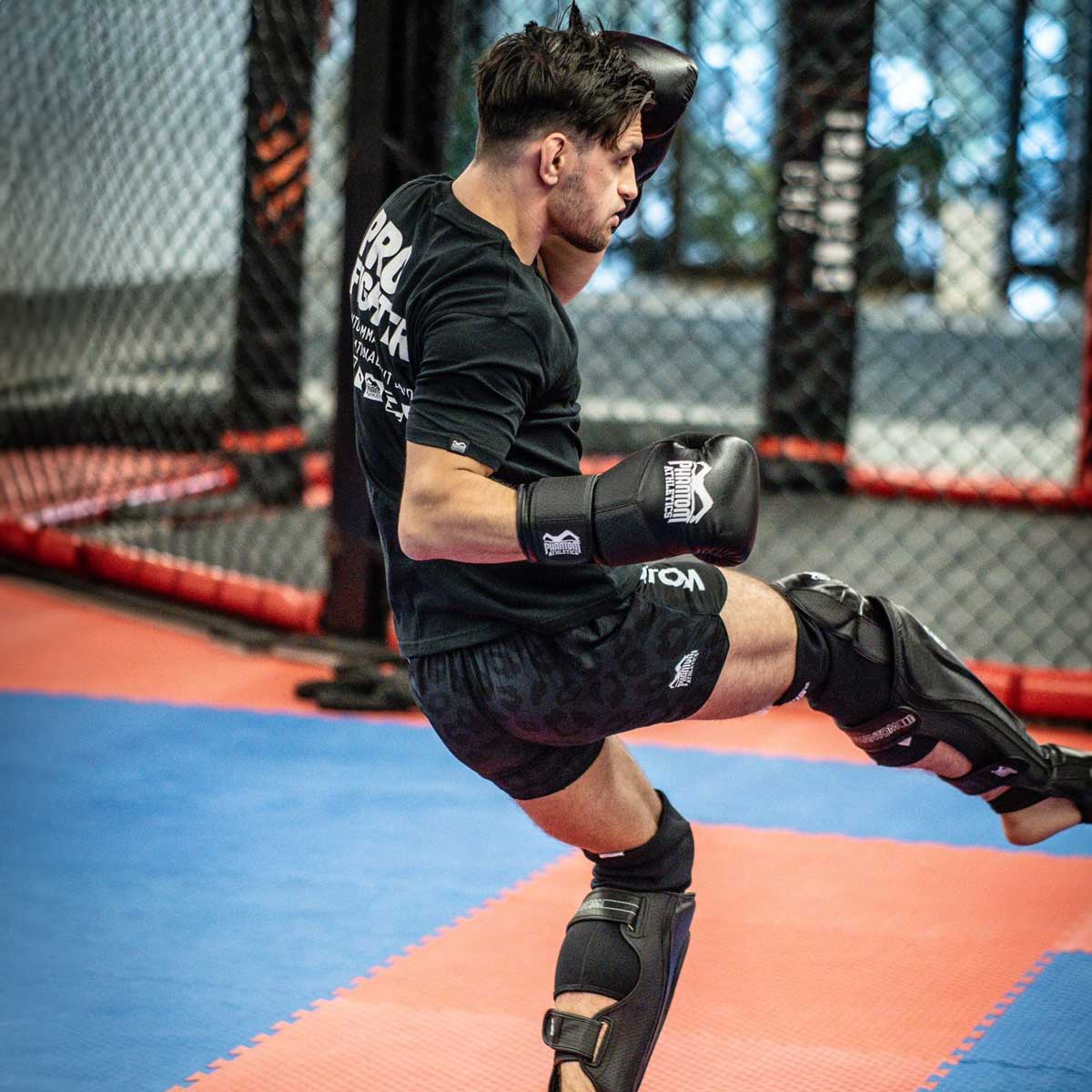 MMA Profi Niko Serbezis beim Training mit den Phantom RIOT PRO Boxhandschuhen und Riot Pro Knieschützern.