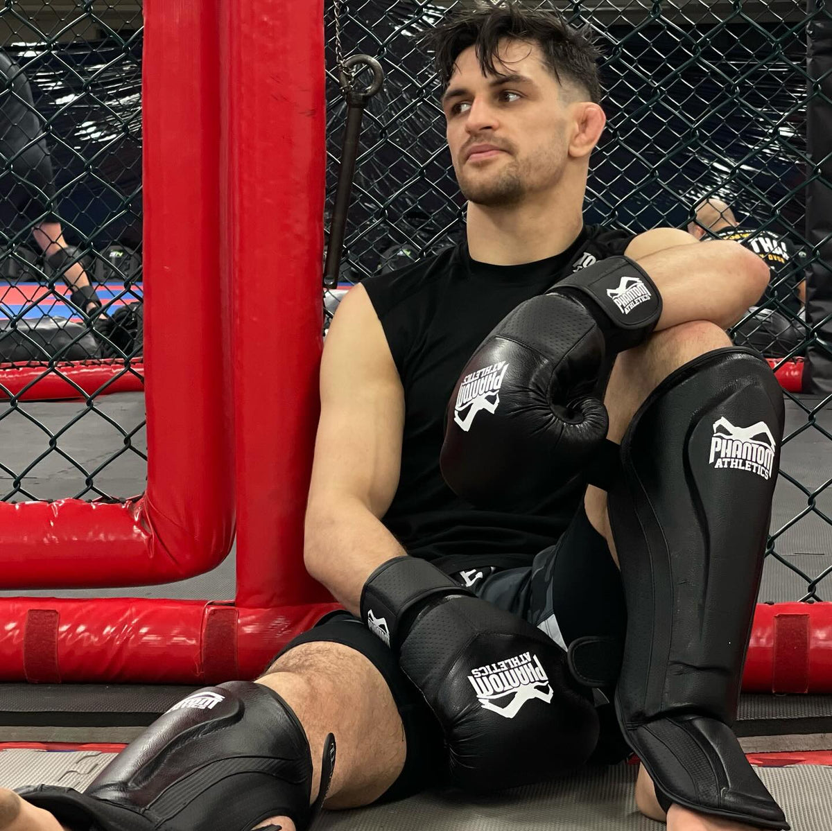 MMA Profi Niko Serbezis beim Training mit den Phantom RIOT PRO Boxhandschuhen.