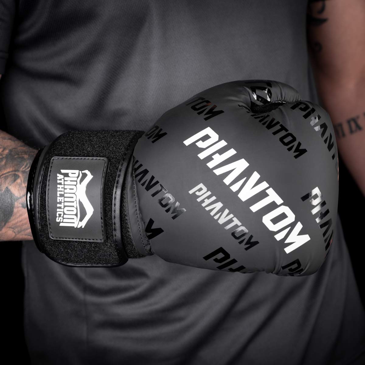 Die Phantom Athletics Boxhandschuhe Velcro bieten eine starke Polsterung und festen Halt durch den Klettverschluss, perfekt für Box- und Thaibox-Training. Der Verschluss stabilisiert das Handgelenk und beugt Verletzungen vor. Diese Handschuhe sind robust und für intensives Training konzipiert.