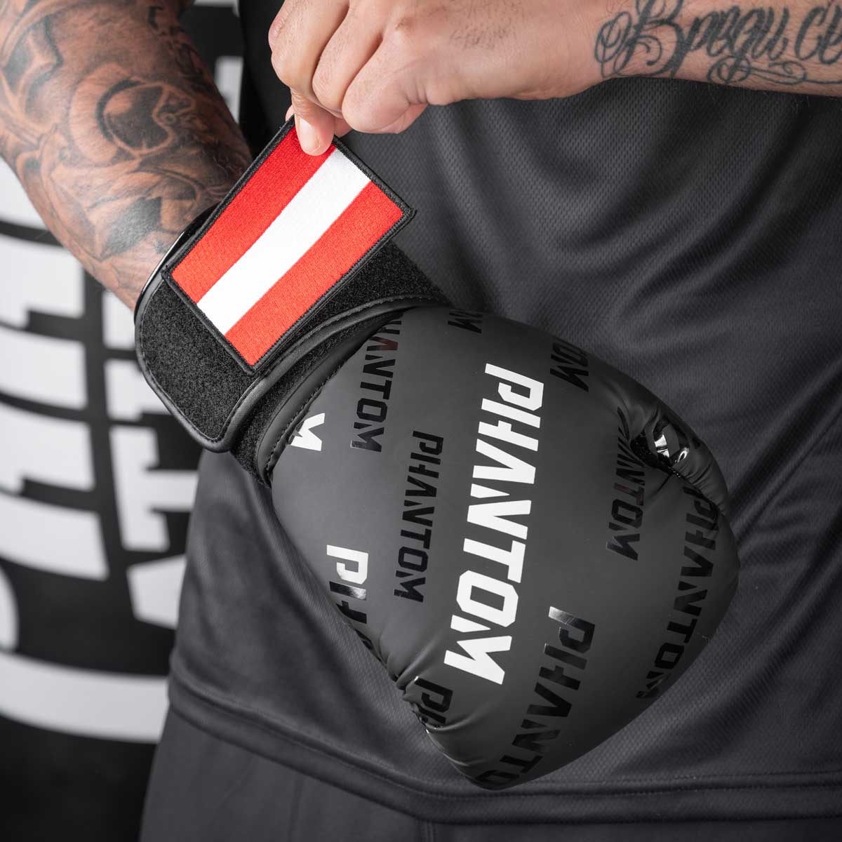 Die Boxhandschuhe Velcro bieten durch den sicheren Klettverschluss eine individuelle Passform, ideal für Sportarten wie Muay Thai, Boxen und Kickboxen. Die Handschuhe schützen das Handgelenk und bieten dank hochwertiger Materialien zuverlässige Stabilität und Langlebigkeit. Phantom Athletics setzt hier auf Qualität und Komfort.