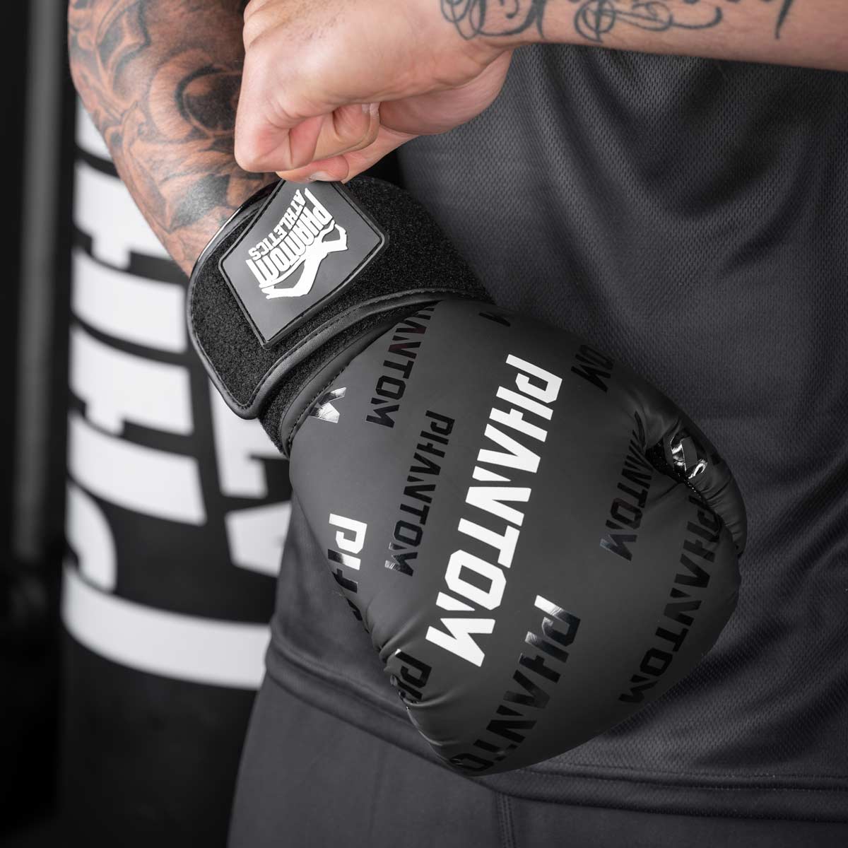 Die Boxhandschuhe Velcro sind die perfekte Wahl für Sportler im Boxen und Kickboxen, die Wert auf Komfort und Stabilität legen. Der Klettverschluss hält die Handschuhe sicher an Ort und Stelle und schützt das Handgelenk. Phantom Athletics hat diese Handschuhe speziell für die Ansprüche im Kampfsport entwickelt.