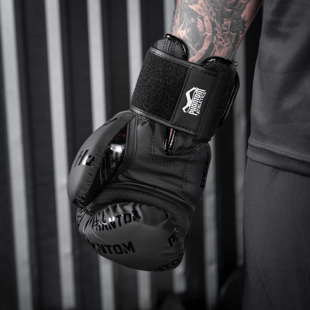 Diese Boxhandschuhe Velcro sind ideal für Sportarten wie MMA, Boxen und Muay Thai, die eine hohe Schlagfrequenz erfordern. Die dicke Polsterung schützt die Knöchel und Hände zuverlässig, während der Klettverschluss für Stabilität sorgt. Die Handschuhe sind langlebig und angenehm zu tragen.