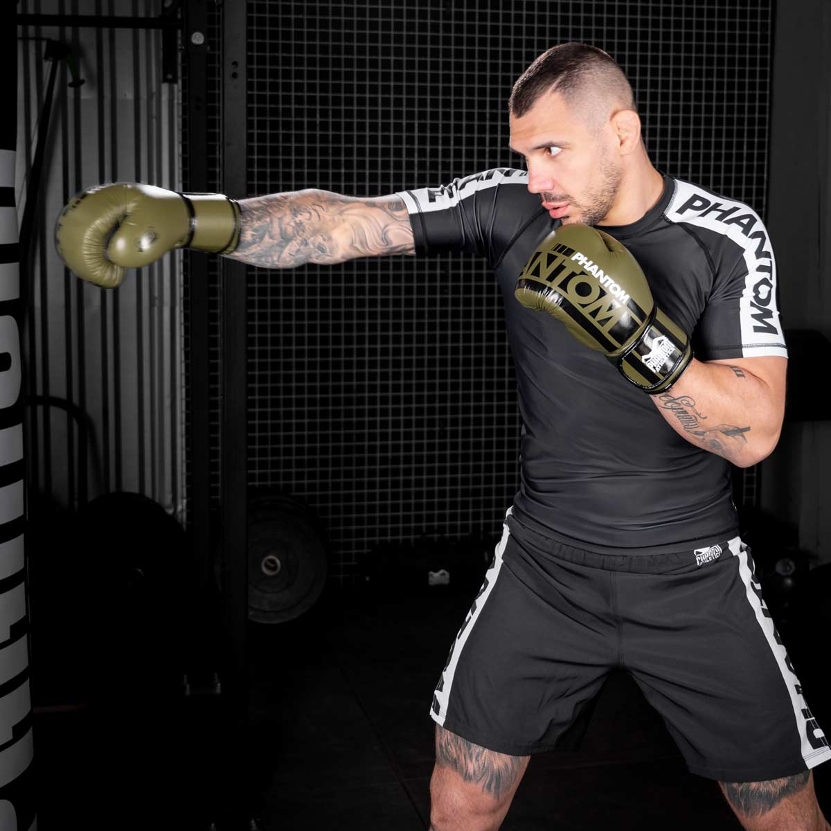 UFC Fighter Aleks Rakic beim Boxsack Training mit der Phantom APEX Ausrüstung und den Phantom Apex Boxhandschuhen in grün