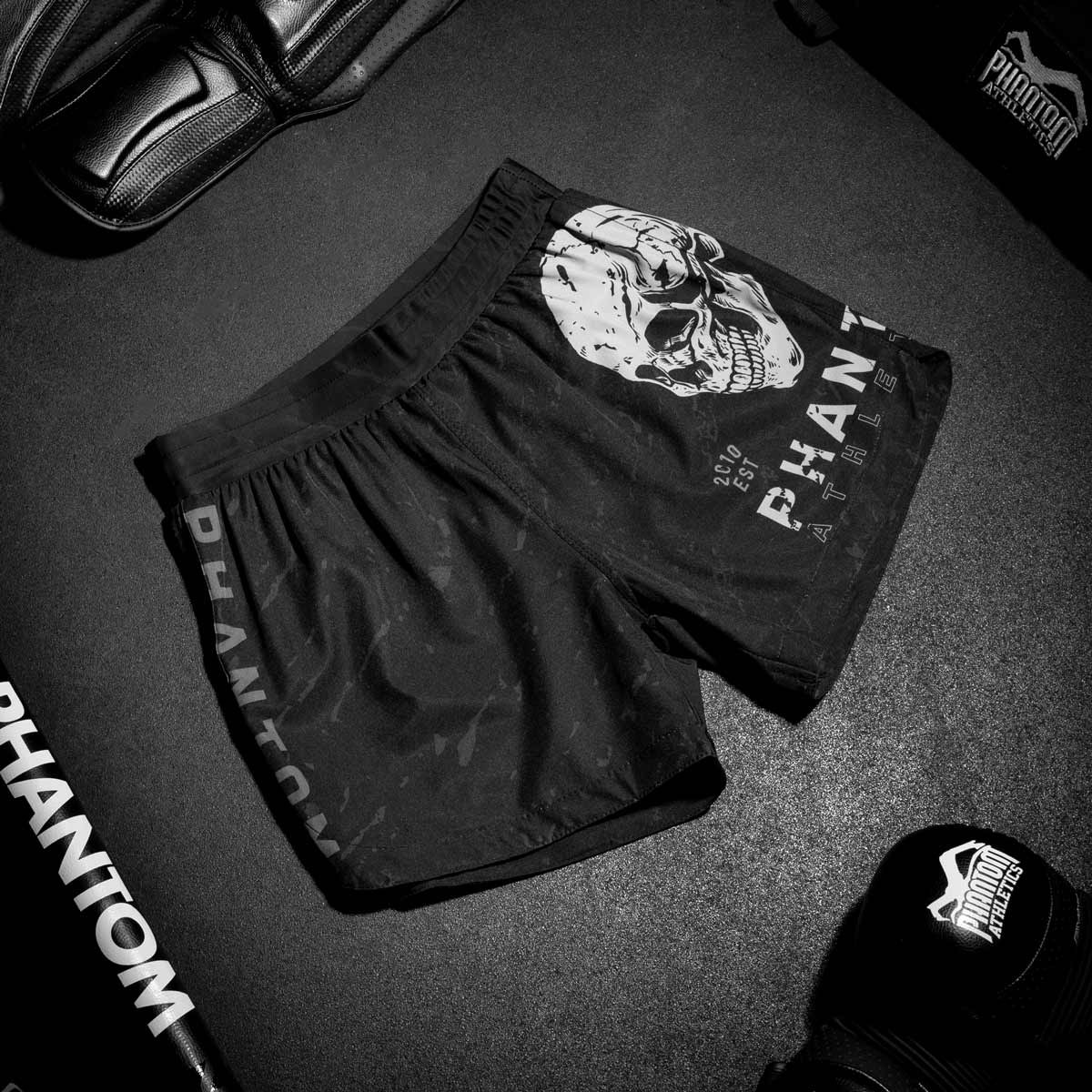 Diese Fightshorts Fusion Skull kombinieren Flexibilität und Halt, ideal für Kampfsportarten wie MMA und Muay Thai. Der verstellbare Bund und die seitlichen Schlitze sorgen für eine perfekte Passform und maximale Beweglichkeit. Das Totenkopf-Design verleiht den Shorts eine markante Optik.